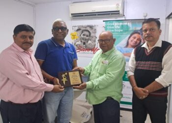 Jamshedpur red cross blood donation : रेडक्रॉस सोसाइटी के तत्वावधान में एसडीपी डोनेशन, दो दाताओं ने पूरा किया अपने रक्तदान का अर्धशतक  