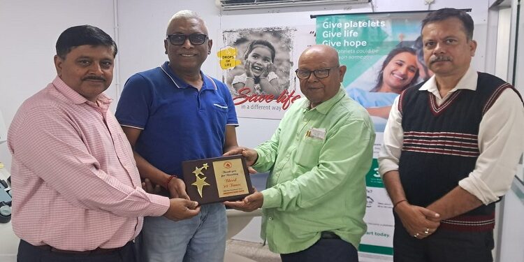 Jamshedpur red cross blood donation : रेडक्रॉस सोसाइटी के तत्वावधान में एसडीपी डोनेशन, दो दाताओं ने पूरा किया अपने रक्तदान का अर्धशतक Jamshedpur red cross blood donation : रेडक्रॉस सोसाइटी के तत्वावधान में एसडीपी डोनेशन, दो दाताओं ने पूरा किया अपने रक्तदान का अर्धशतक