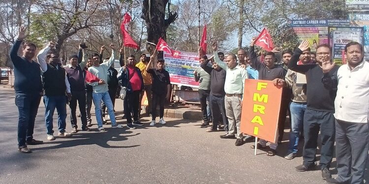 Jamshedpur medical & sales representatives demonstration : मेडिकल व सेल्स रिप्रेजेंटेटिव्स ने 5 सूत्री मांगों को लेकर डीसी ऑफिस पर किया धरना प्रदर्शन, नये 4 सूत्री लेबर कोड के खिलाफ राष्ट्रव्यापी हड़ताल के तहत हुआ आयोजन Jamshedpur medical & sales representatives demonstration : मेडिकल व सेल्स रिप्रेजेंटेटिव्स ने 5 सूत्री मांगों को लेकर डीसी ऑफिस पर किया धरना प्रदर्शन, नये 4 सूत्री लेबर कोड के खिलाफ राष्ट्रव्यापी हड़ताल के तहत हुआ आयोजन
