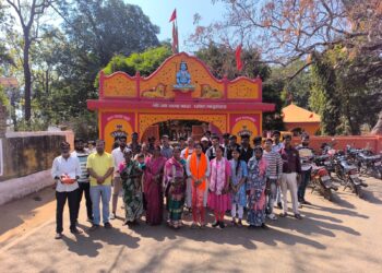 Chakulia nagar panchayat election- नागाबाबा मंदिर में पूजा-अर्चना कर चाकुलिया नगर पंचायत अध्यक्ष पद की भाजपा समर्थित उम्मीदवार चन्दना मुर्मू ने शुरू किया चुनाव प्रचार