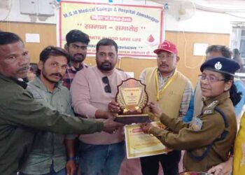 jamshedpur rural- ग्रामीण क्षेत्र में सर्वाधिक रक्तदान शिविर आयोजित करने के लिए स्वपन महतो हुए सम्मानित