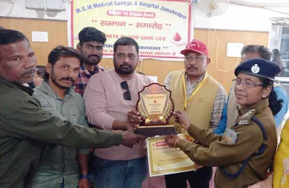 jamshedpur rural- ग्रामीण क्षेत्र में सर्वाधिक रक्तदान शिविर आयोजित करने के लिए स्वपन महतो हुए सम्मानित jamshedpur rural- ग्रामीण क्षेत्र में सर्वाधिक रक्तदान शिविर आयोजित करने के लिए स्वपन महतो हुए सम्मानित