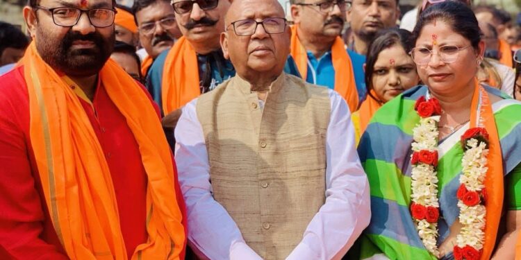 mango nagar nigam election : मानगो नगर निगम मेयर पद के लिए भाजपा नेता नीरज सिंह की पत्नी संध्या सिंह ने किया नामांकन, जनसैलाब के साथ निकली नामांकन यात्रा