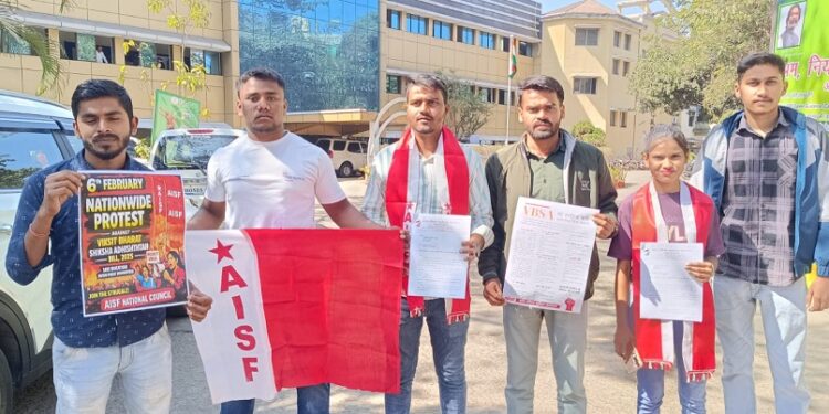 Jharkhand AISF protest – एआइएसएफ झारखंड ने विकसित भारत शिक्षा अधिष्ठान बिल 2025 के खिलाफ खोला मोर्चा, उपायुक्त के माध्यम से राष्ट्रपति को ज्ञापन सौंपा, प्रस्तावित बिल वापस लेने की मांग, देखिए – video