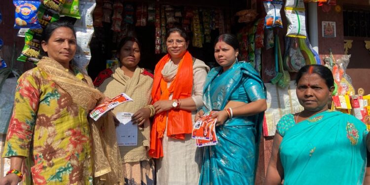 Mango nagar nigam election : एनडीए समर्थित महापौर प्रत्याशी संध्या सिंह ने चलाया अभियान, महिलाओं के जत्था ने किया प्रचार