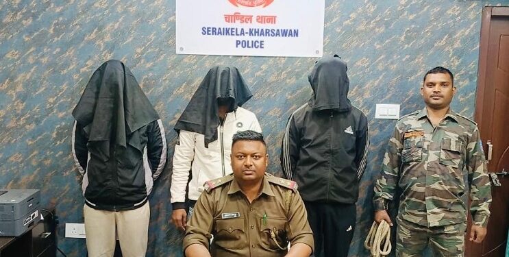 Saraikela chandil police action – चांडिल में विजय तिर्की हत्याकांड का पुलिस ने किया उद्भेदन, मुख्य शूटर सहित तीन गिरफ्तार, अन्य की तलाश जारी Saraikela chandil police action – चांडिल में विजय तिर्की हत्याकांड का पुलिस ने किया उद्भेदन, मुख्य शूटर सहित तीन गिरफ्तार, अन्य की तलाश जारी