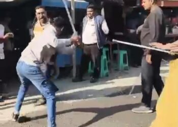 Jamshedpur gundaraaj : जमशेदपुर की सड़क पर ‘गुंडाराज’, पुलिस चुप : सरेआम लाठियों से पीटकर जमशेदपुर ट्रक ट्रेलर ओनर यूनियन के अध्यक्ष को किया घायल, कंपनी के गुंडो की करतूत, देखिये – video, सड़क पर गुंडागर्दी का नजारा, पुलिस पर सवाल, देखिये – video