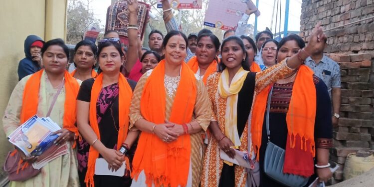Mango nagar nigam election sudha gupta : पूर्व मंत्री बन्ना गुप्ता ने कारपेट छाप पर वोट देने की अपील की, मानगो में किया प्रचार, सुधा गुप्ता बोली – मानगो को विकास की मुख्यधारा से जोड़ेंगे, पानी हर घर दिलायेंगे