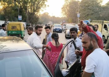 Jamshedpur incident – बिष्टुपुर में टायर फटने से अनियंत्रित कार डिवाइडर से टकराई, वाहन क्षतिग्रस्त