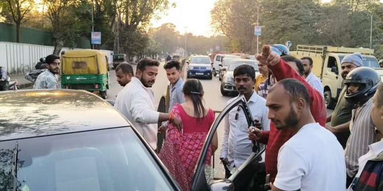 Jamshedpur incident – बिष्टुपुर में टायर फटने से अनियंत्रित कार डिवाइडर से टकराई, वाहन क्षतिग्रस्त Jamshedpur incident – बिष्टुपुर में टायर फटने से अनियंत्रित कार डिवाइडर से टकराई, वाहन क्षतिग्रस्त
