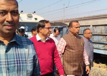 South eastern railway gm visit adityapur station : आदित्यपुर रेलवे स्टेशन को सैटेलाइट स्टेशन के रूप में किया जा रहा विकसित, रेल जीएम अनिल कुमार मिश्रा ने किया आदित्यपुर स्टेशन का दौरा, कई ट्रेनें और आदित्यपुर में रुकेगी, देखिये – video