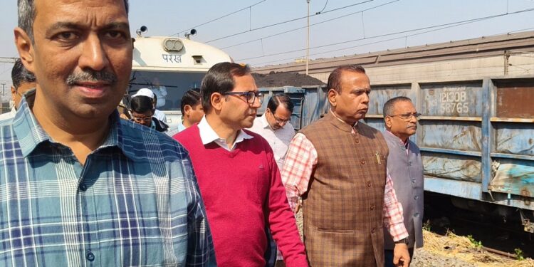South eastern railway gm visit adityapur station : आदित्यपुर रेलवे स्टेशन को सैटेलाइट स्टेशन के रूप में किया जा रहा विकसित, रेल जीएम अनिल कुमार मिश्रा ने किया आदित्यपुर स्टेशन का दौरा, कई ट्रेनें और आदित्यपुर में रुकेगी, देखिये – video
