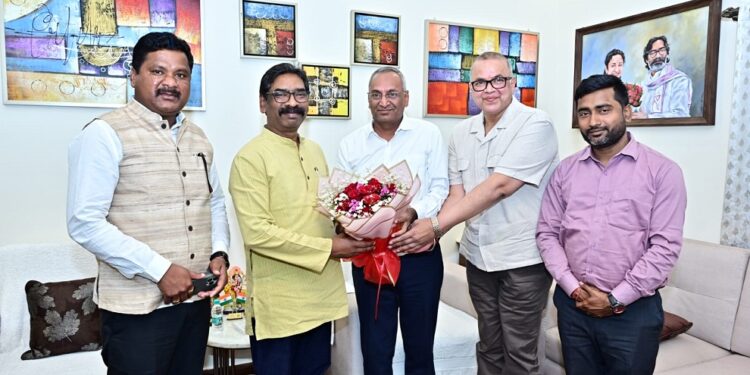 Jharkhand visit of scientist gvk subramaniam : मुख्यमंत्री हेमन्त सोरेन से वरिष्ठ वैज्ञानिक जीभीके सुब्रमण्यम ने की शिष्टाचार भेंट, स्व निर्मित कैंसर उपचार मशीन की दी विस्तृत जानकारी, डॉ कलाम के रह चुके है सहयोगी Jharkhand visit of scientist gvk subramaniam : मुख्यमंत्री हेमन्त सोरेन से वरिष्ठ वैज्ञानिक जीभीके सुब्रमण्यम ने की शिष्टाचार भेंट, स्व निर्मित कैंसर उपचार मशीन की दी विस्तृत जानकारी, डॉ कलाम के रह चुके है सहयोगी