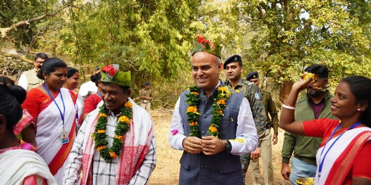 Jamshedpur dc initiative : जमशेदपुर के उपायुक्त ने जागरूकता रथ को दिखाई हरी झंडी, भवन गणना एवं जनगणना-2027 समेत वज्रपात एवं लू को लेकर नागरिकों को किया जाएगा जागरूक