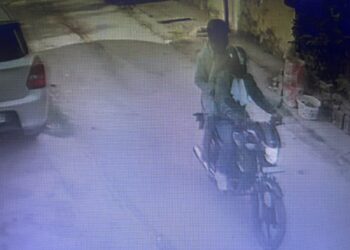 Adityapur crime : आदित्यपुर में भी अपराधियों ने महिला के गले से सोने के चेन छीना, झपट्टा मारकर भागे अपराधी, देखिये – video
