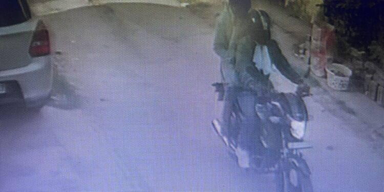 Adityapur crime : आदित्यपुर में भी अपराधियों ने महिला के गले से सोने के चेन छीना, झपट्टा मारकर भागे अपराधी, देखिये – video