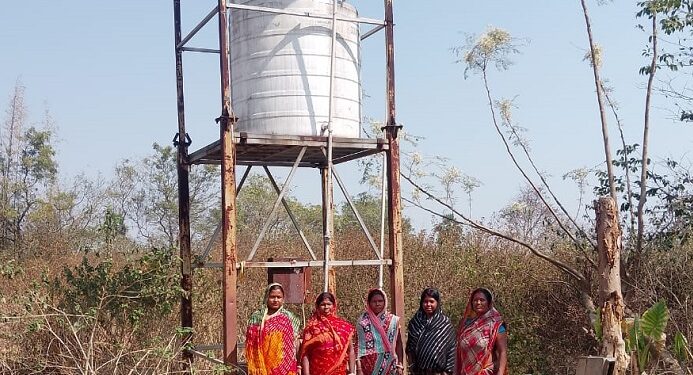 Jamshedpur rural villagers problem – धालभूमगढ़ प्रखंग के अम्माडूबी में पांच माह से बंद है जलमीनार, ग्रामीणों को एक किमी दूर से लाना पड़ रहा पानी Jamshedpur rural villagers problem – धालभूमगढ़ प्रखंग के अम्माडूबी में पांच माह से बंद है जलमीनार, ग्रामीणों को एक किमी दूर से लाना पड़ रहा पानी