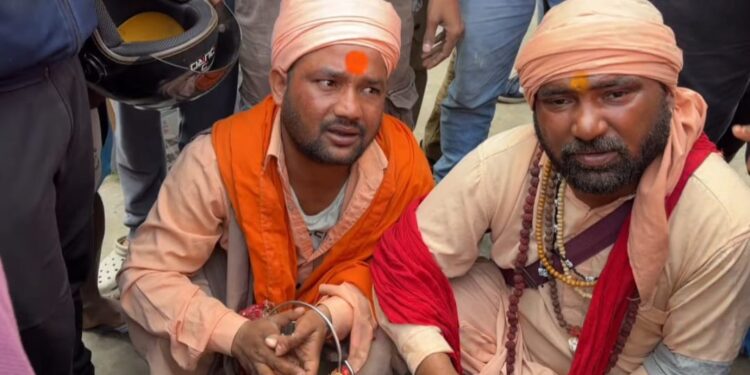 Jamshedpur fraud case – पुराने ठगी मामले में संदेह के आधार पर दो बाबाओं को उलीडीह के लोगों ने पकड़ा, पुलिस के हवाले किया