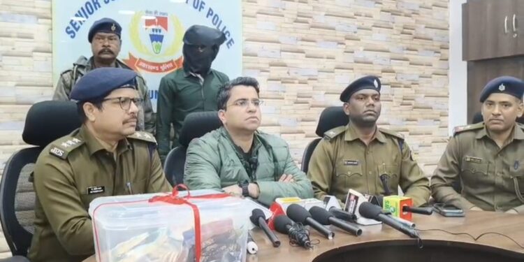 Jamshedpur police action – जुगसलाई चोरी मामले का पुलिस ने किया खुलासा, 1 करोड़ के जेवरात के साथ एक गिरफ्तार, देखिए – video Jamshedpur police action – जुगसलाई चोरी मामले का पुलिस ने किया खुलासा, 1 करोड़ के जेवरात के साथ एक गिरफ्तार, देखिए – video