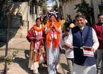Mango nagar nigam sandhya singh : मानगो नगर निगम में संध्या सिंह ने किया प्रचार, भाजपा समेत एनडीए समर्थित प्रत्याशी ने किया वोट देने की अपील