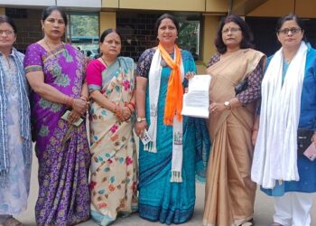 Jharkhand ex minister banna gupta in controversy : महिला का नाम विधायक सरयू राय को जोड़ने के खिलाफ महिलाएं गोलबंद, पूर्व मंत्री बन्ना गुप्ता के खिलाफ चुनाव आयोग से शिकायत, आचार संहिता उल्लंघन की धाराओं के तहत केस करने की मांग