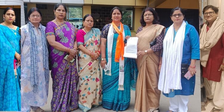Jharkhand ex minister banna gupta in controversy : महिला का नाम विधायक सरयू राय को जोड़ने के खिलाफ महिलाएं गोलबंद, पूर्व मंत्री बन्ना गुप्ता के खिलाफ चुनाव आयोग से शिकायत, आचार संहिता उल्लंघन की धाराओं के तहत केस करने की मांग Jharkhand ex minister banna gupta in controversy : महिला का नाम विधायक सरयू राय को जोड़ने के खिलाफ महिलाएं गोलबंद, पूर्व मंत्री बन्ना गुप्ता के खिलाफ चुनाव आयोग से शिकायत, आचार संहिता उल्लंघन की धाराओं के तहत केस करने की मांग