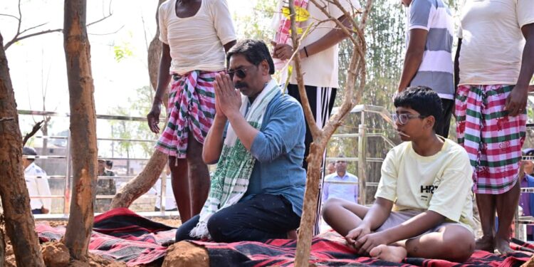 jharkhand cm in native village : झारखंड के मुख्यमंत्री हेमन्त सोरेन अपने पैतृक गांव नेमरा में आयोजित ‘बाहा पर्व’ में हुए सम्मिलित, जाहेरथान में पूजा-अर्चना कर राज्यवासियों की सुख, समृद्धि, खुशहाली एवं उन्नति की कामना की