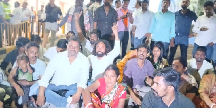 tata steel company gate jaam : टाटा स्टील के जेनरल ऑफिस गेट को जेएलकेएम नेताओं ने किया जाम, काम के दौरान घायल मजदूर की मौत के बाद हुआ हंगामा, देखिये – video tata steel company gate jaam : टाटा स्टील के जेनरल ऑफिस गेट को जेएलकेएम नेताओं ने किया जाम, काम के दौरान घायल मजदूर की मौत के बाद हुआ हंगामा, देखिये – video