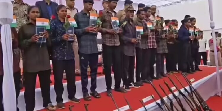 Telangana naxalites surrender : बस्तर में सक्रिय 130 नक्सलियों का तेलंगाना में समर्पण, 124 हथियार भी किये सुरक्षा बलों के हवाले, आइजी ने बताया हिंसा क्यों छोड़ रहे माओवादी Telangana naxalites surrender : बस्तर में सक्रिय 130 नक्सलियों का तेलंगाना में समर्पण, 124 हथियार भी किये सुरक्षा बलों के हवाले, आइजी ने बताया हिंसा क्यों छोड़ रहे माओवादी