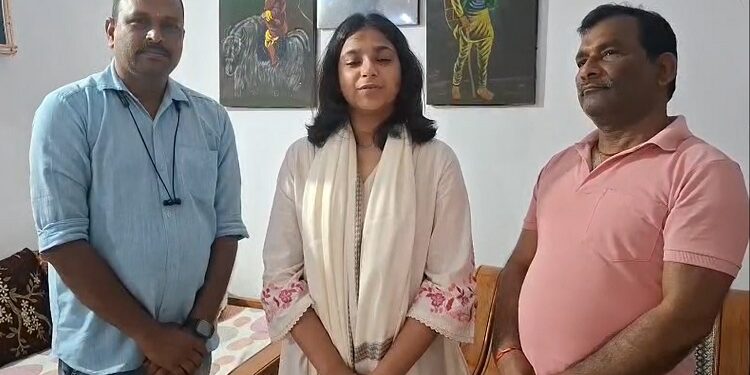 Jamshedpur proud daughter : जमशेदपुर की अंकिता यादव ने एआइआर-3 लाकर पाया इंडियन आर्मी में अधिकारी बनने का गौरव, तमोलिया बैंक ऑफ इंडिया के हेड कैशियर जेडी यादव की पुत्री हैं अंकिता, ओटीए में ट्रेनिंग के लिए शीघ्र जाएंगी चेन्नई Jamshedpur proud daughter : जमशेदपुर की अंकिता यादव ने एआइआर-3 लाकर पाया इंडियन आर्मी में अधिकारी बनने का गौरव, तमोलिया बैंक ऑफ इंडिया के हेड कैशियर जेडी यादव की पुत्री हैं अंकिता, ओटीए में ट्रेनिंग के लिए शीघ्र जाएंगी चेन्नई
