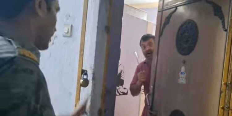 Jamshedpur sonari attack : सोनारी में पड़ोसी महिला के घर में चाकू लेकर घुसा, पुलिस पर भी किया हमला, देखिये – video