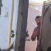Jamshedpur sonari attack : सोनारी में पड़ोसी महिला के घर में चाकू लेकर घुसा, पुलिस पर भी किया हमला, देखिये – video