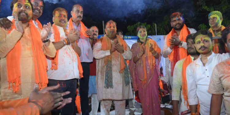 Jamshedpur holi milan : सामाजिक संस्था लोक समर्पण के होली मिलन समारोह में जमकर उड़े अबीर-गुलाल, पूर्व मुख्यमंत्री रघुवर दास समेत कई विशिष्ट लोगों ने लिया हिस्सा