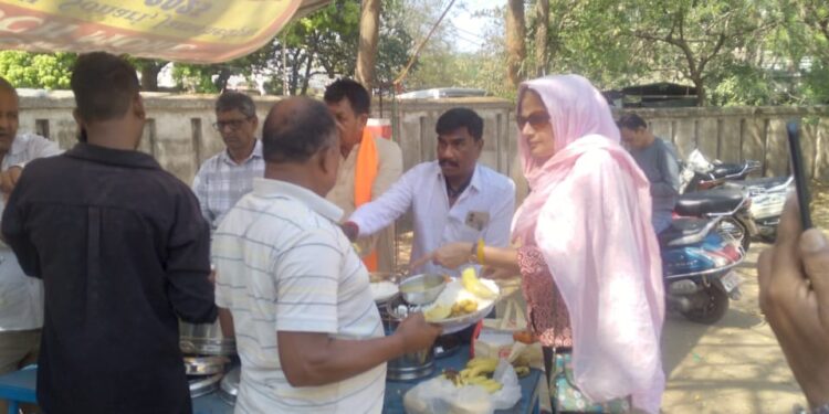 Jamshedpur helping hand : कैनकेयर संस्था ने लोगों के बीच किया फल और मिठाई का वितरण, की गयी सेवा