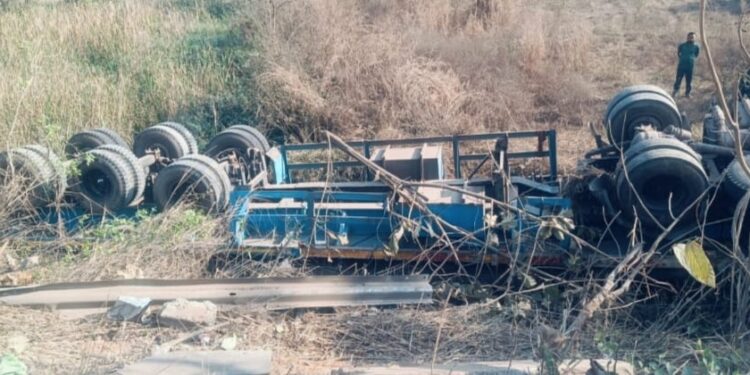 Saraikela accident : कपाली में दर्दनाक हादसा, ट्रेलर पलटा, चालक की मौत Saraikela accident : कपाली में दर्दनाक हादसा, ट्रेलर पलटा, चालक की मौत