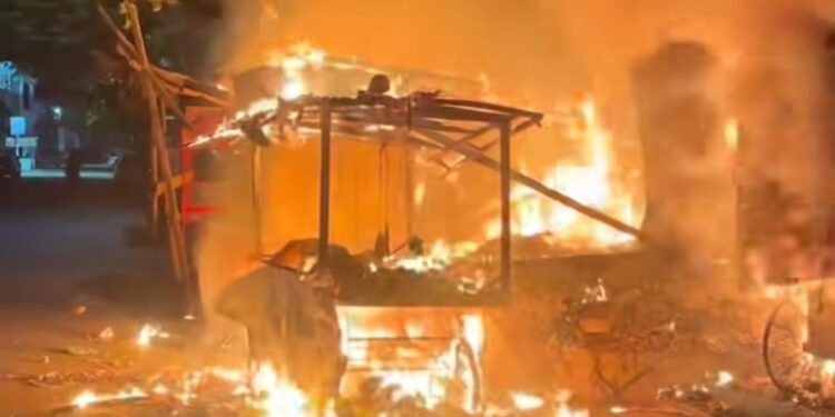 Jamshedpur fire : एमटीएम अस्पताल के पास झोपड़ी दुकानों में लगी आग, देखिये – video
