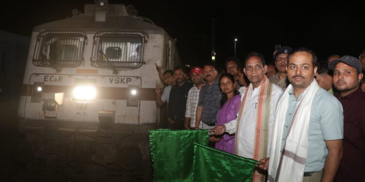 Jamshedpur rural good news : राखामाइंस स्टेशन पर उत्कल एक्सप्रेस का हुआ नया ठहराव, जमशेदपुर के सांसद विद्युत वरण महतो ने किया शुभारंभ Jamshedpur rural good news : राखामाइंस स्टेशन पर उत्कल एक्सप्रेस का हुआ नया ठहराव, जमशेदपुर के सांसद विद्युत वरण महतो ने किया शुभारंभ