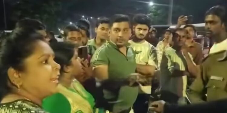 Jamshedpur snatching : बिष्टुपुर कीनन स्टेडियम के पास महिला से चलती ऑटो में छिनतई की कोशिश, महिला गिरी, मचा हंगामा