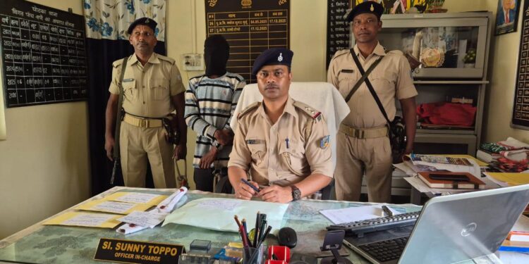 potka police success- पोटका में डायन संदेह में महिला की हत्या मामले का पुलिस ने किया खुलासा, हथियार के साथ हत्यारा गिरफ्तार potka police success- पोटका में डायन संदेह में महिला की हत्या मामले का पुलिस ने किया खुलासा, हथियार के साथ हत्यारा गिरफ्तार