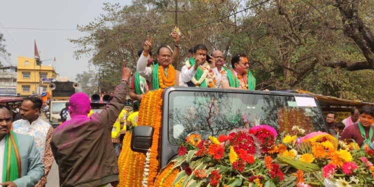 chaibasa nagar parishad president victory procession-चाईबासा में नितिन प्रकाश का निकला विजय जुलूस, कहा- यह जीत मेरी नहीं, चाईबासा की जनता की जीत, सभी मतदाताओं का आभार जताया chaibasa nagar parishad president victory procession-चाईबासा में नितिन प्रकाश का निकला विजय जुलूस, कहा- यह जीत मेरी नहीं, चाईबासा की जनता की जीत, सभी मतदाताओं का आभार जताया