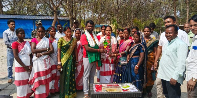 jamshedpur rural- सड़क निर्माण के दशकों पुरानी मांग पूरी होने पर नागा के ग्रामीणों ने किया विधायक संजीव सरदार का अभिनंदन