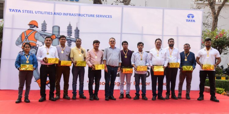 tata steel uisl lineman day celebration : टाटा स्टील व टाटा स्टील यूआइएसएल ने पावर डिस्कॉम्स ने लाइनमैन दिवस मनाया, फ्रंटलाइन पावर हीरोज़ का किया सम्मान