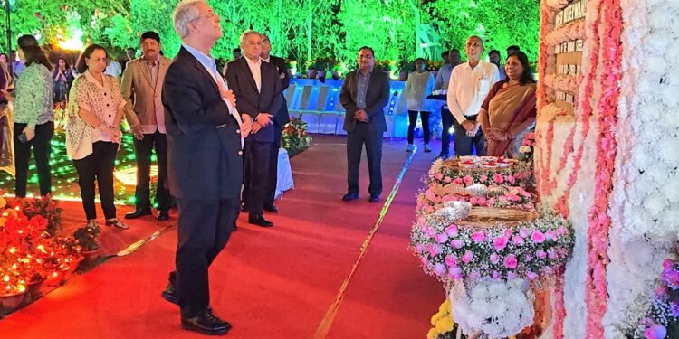 jamshedji tata birthday : जमशेदपुर और टाटा संस के संस्थापक जमशेदजी टाटा के जयंती पर समारोह का आगाज, टाटा संस के चेयरमैन चंद्रशेखरन और टाटा ट्रस्ट के चेयरमैन नोएल टाटा ने किया जुबिली पार्क के लाइटिंग का उदघाटन, नोएल टाटा पत्नी और दोनों बेटियों के साथ मौजूद, देखिये – video jamshedji tata birthday : जमशेदपुर और टाटा संस के संस्थापक जमशेदजी टाटा के जयंती पर समारोह का आगाज, टाटा संस के चेयरमैन चंद्रशेखरन और टाटा ट्रस्ट के चेयरमैन नोएल टाटा ने किया जुबिली पार्क के लाइटिंग का उदघाटन, नोएल टाटा पत्नी और दोनों बेटियों के साथ मौजूद, देखिये – video