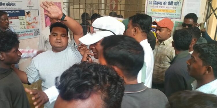 west singhbhum sonua hungama- सोनुआ अंचल कार्यालय के कम्प्यूटर ऑपरेटर पर मारपीट और अवैध वसूली का आरोप, ट्रैक्टर चालकों का अंचल कार्यालय पर हंगामा