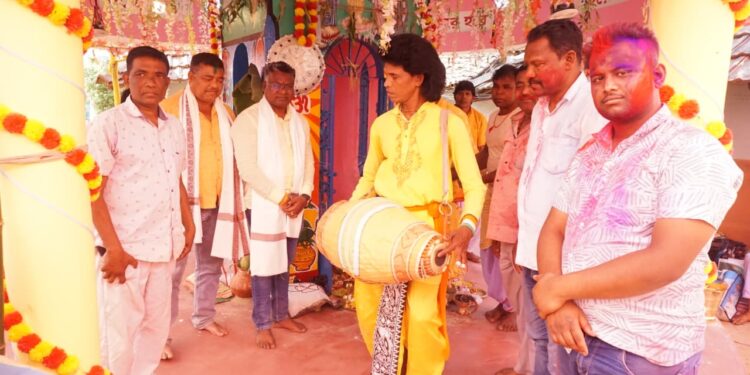 jamshedpur rural sankirtan- गालूडीह के राजाबासा में आयोजित हरिनाम संकीर्तन में शामिल हुए विधायक, महाभोग का किया गया वितरण