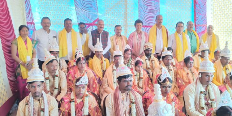 jamshedpur mass marriage : बहरागोड़ा में 19 निर्धन कन्याओं का भव्य सामूहिक विवाह, 19 मंडप, 19 पुरोहित और 19 फेरे के साथ हो गया ऐतिहासिक पल का समापन, 15 हजार लोगों ने दिया आशीर्वाद, डॉ गोस्वामी अब तक करा चुके है 224 शादियां