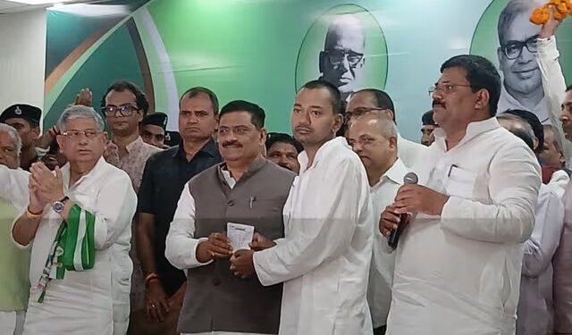 bihar politics- सीएम नीतीश के बेटे निशांत जदयू में हुए शामिल, कार्यकारी अध्यक्ष संजय झा, केंद्रीय मंत्री ललन सिंह, प्रदेश अध्यक्ष रहे मौजूद, कहा- पिता के विश्वास को टूटने नहीं दूंगा