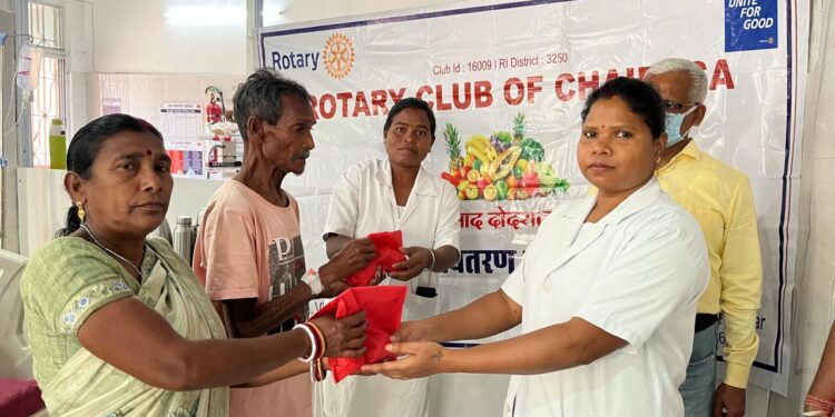 west singhbhum Rotary Club-रोटरी क्लब ने चाईबासा सदर अस्पताल में रोगियों के बीच किया फलों का वितरण,सांवर प्रसाद दोदराजका की स्मृति में कार्यक्रम का हुआ आयोजन west singhbhum Rotary Club-रोटरी क्लब ने चाईबासा सदर अस्पताल में रोगियों के बीच किया फलों का वितरण,सांवर प्रसाद दोदराजका की स्मृति में कार्यक्रम का हुआ आयोजन