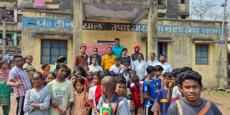 jamshedpur bjp-भाजपा बिष्टुपुर मंडल ने हरिजन व मेडिकल बस्ती के बच्चों के बीच रंग, पिचकारी व चॉकलेट का किया वितरण, बच्चों के चेहरे खिले jamshedpur bjp-भाजपा बिष्टुपुर मंडल ने हरिजन व मेडिकल बस्ती के बच्चों के बीच रंग, पिचकारी व चॉकलेट का किया वितरण, बच्चों के चेहरे खिले
