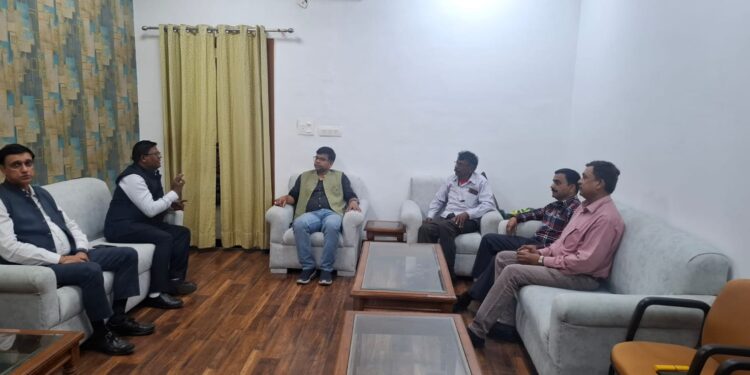 jamshedpur herbal farming- डुमरिया के लखाइडीह के ग्राम प्रधान ने नयी दिल्ली में आयुर्वेद व हर्बल खेती के विशेषज्ञों व उद्यमियों के साथ की बैठक, इलाके में हर्बल क्रांति की अपार संभावनाएं, उद्यमियों से सीमावर्ती क्षेत्रों का दौरा करने का किया आग्रह jamshedpur herbal farming- डुमरिया के लखाइडीह के ग्राम प्रधान ने नयी दिल्ली में आयुर्वेद व हर्बल खेती के विशेषज्ञों व उद्यमियों के साथ की बैठक, इलाके में हर्बल क्रांति की अपार संभावनाएं, उद्यमियों से सीमावर्ती क्षेत्रों का दौरा करने का किया आग्रह
